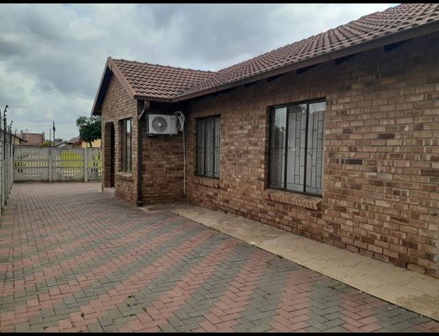 3 BEDROOM HOUSE FOR SALE IN IVY PARK